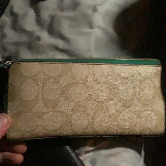 A lightly used coach female wallet! - Picture 3 of 6